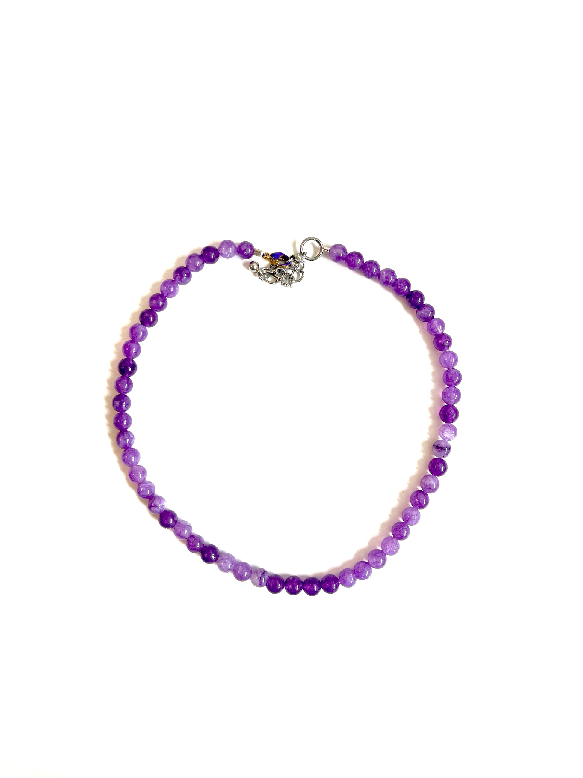 Collier de perles upcyclées - ras de cou - purple