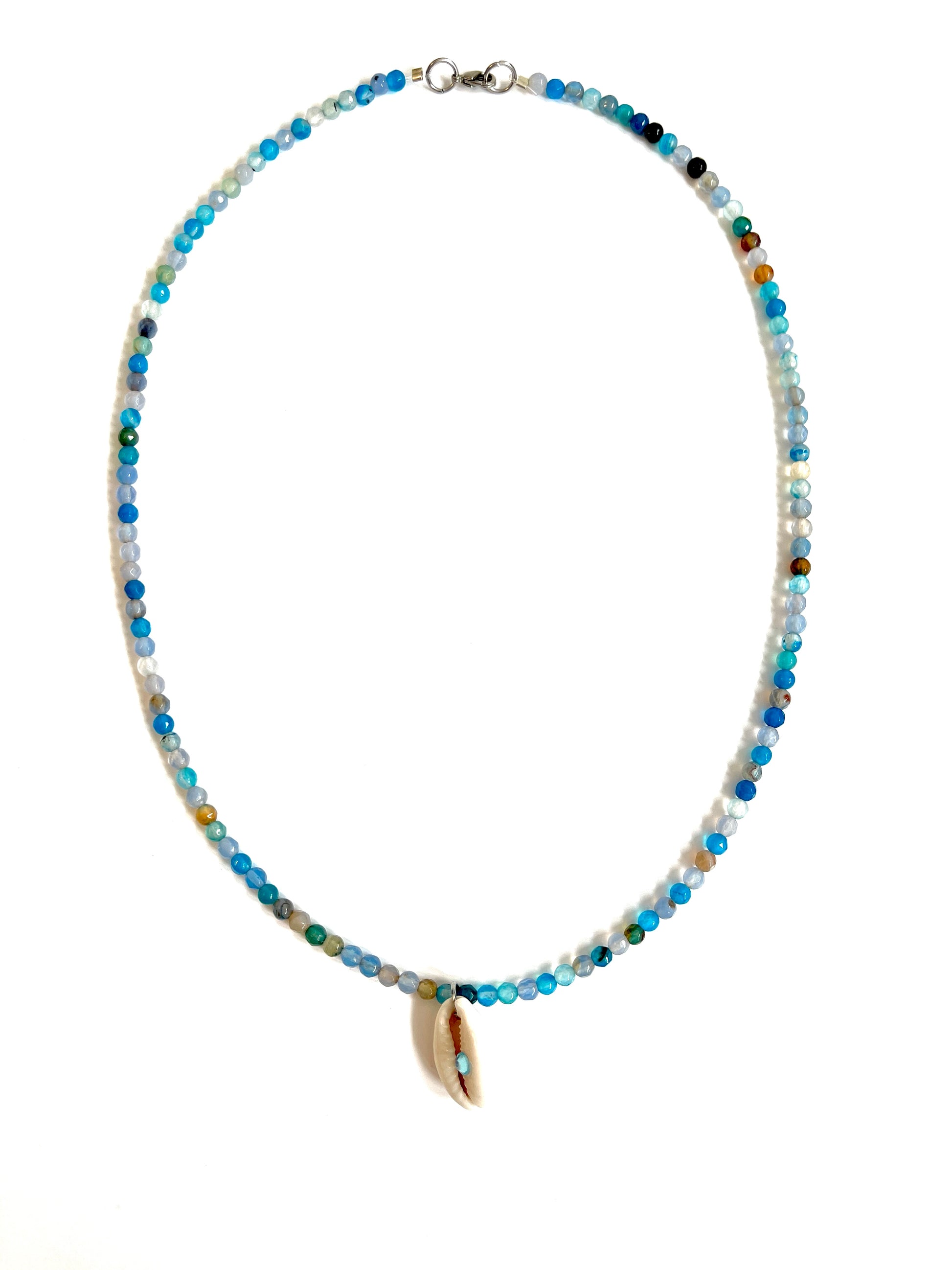 Collier de perles upcyclées coquillage Alain