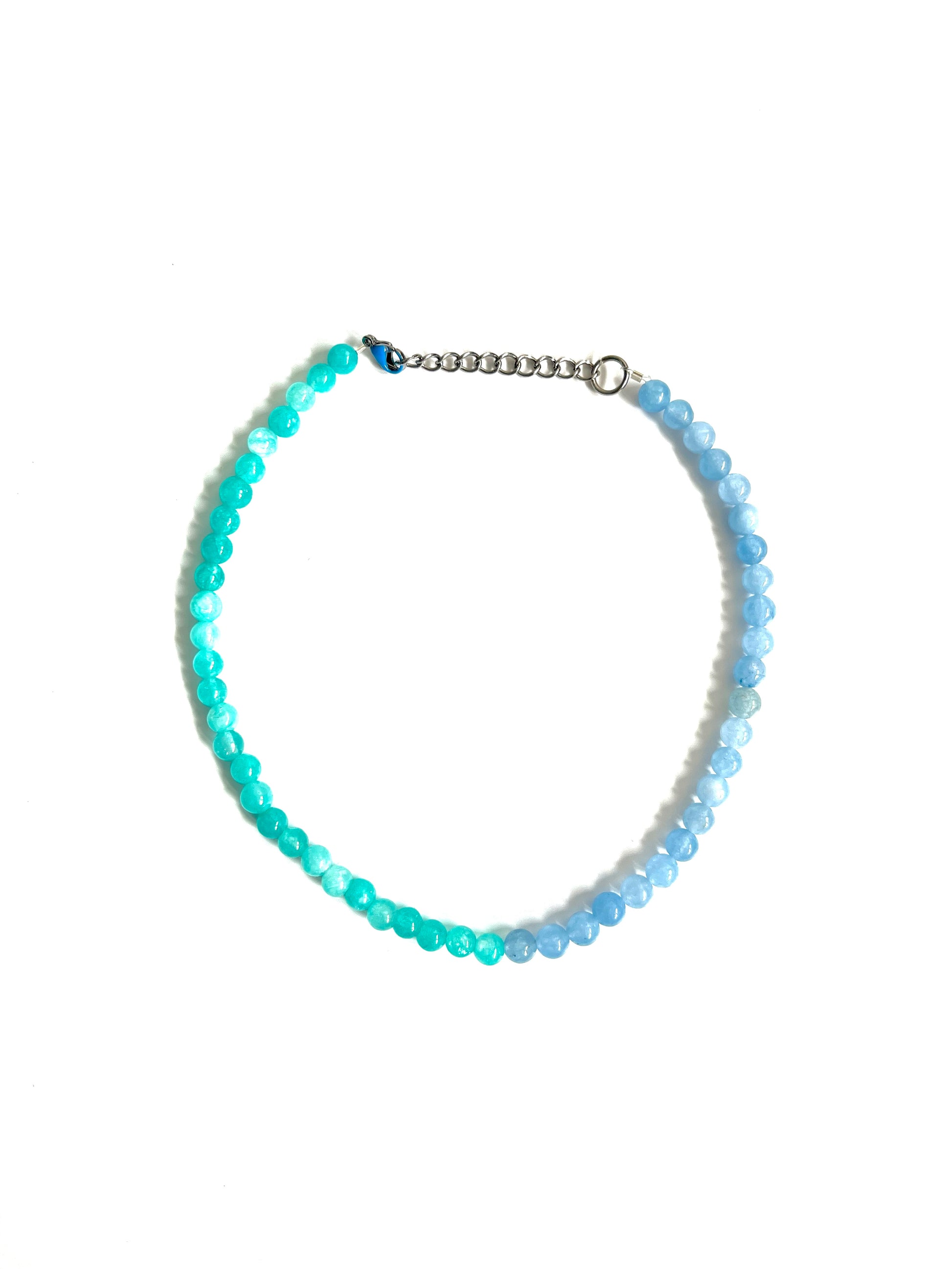 Collier de perles upcyclées - ras de cou - baby blue